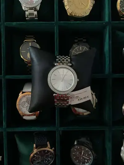 Reloj Michael Kors Minimalista de esfera clara