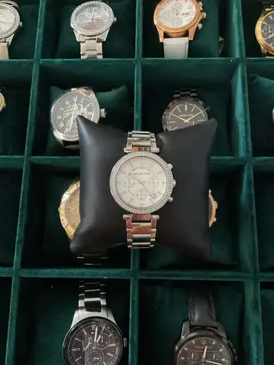 Reloj Michael Kors Cronógrafo plateado