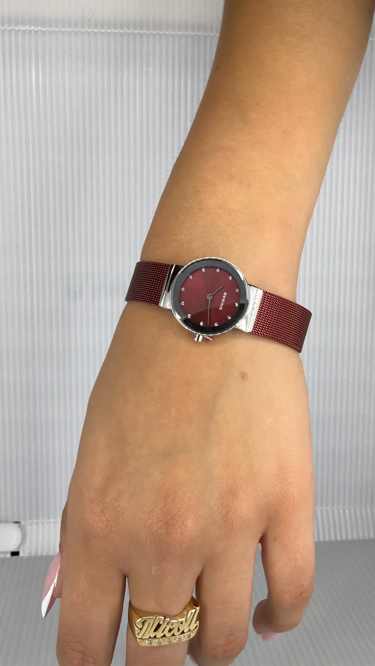Reloj Bering Borgoña con índices de cristal