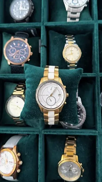 Reloj Michael Kors Blanco y dorado con fecha