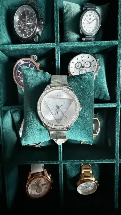 Reloj Guess Malla milanesa con bisel brillante