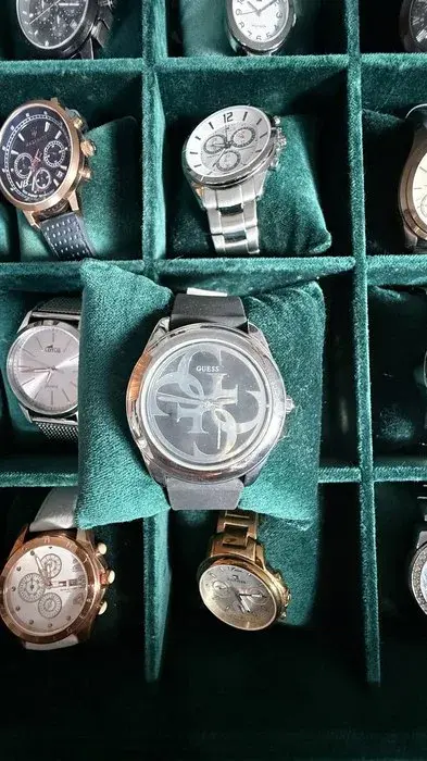 Reloj Guess Esfera negra con logotipo