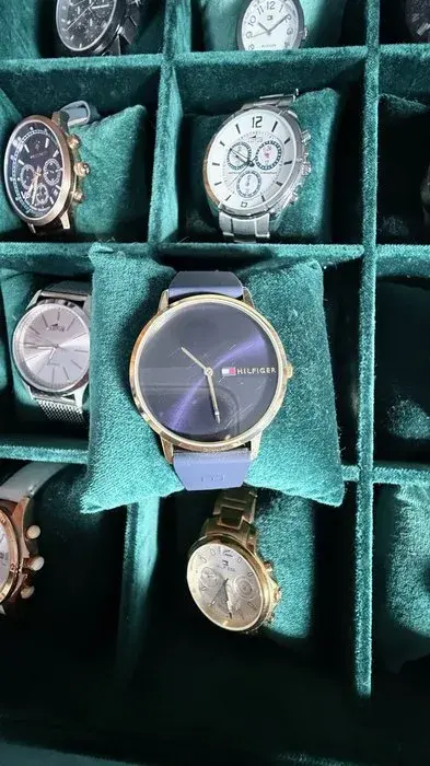 Reloj Tommy Hilfiger Esfera azul y caja dorada