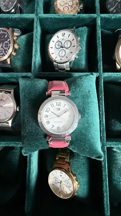 Reloj Tommy Hilfiger Esfera clara con correa coral