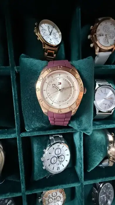 Reloj Tommy Hilfiger Bisel oro rosa y correa burdeos