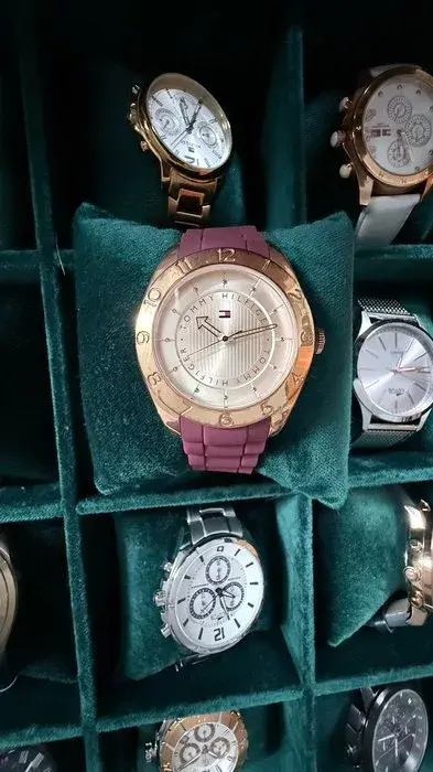 Reloj Tommy Hilfiger Bisel oro rosa y correa burdeos