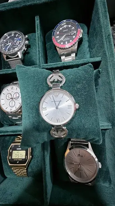 Reloj Emporio Armani Esfera plateada con números romanos