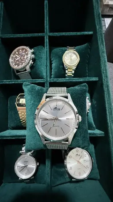 Reloj Lotus Esfera plateada con malla milanesa