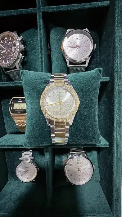 Reloj Lotus Bicolor de esfera dorada