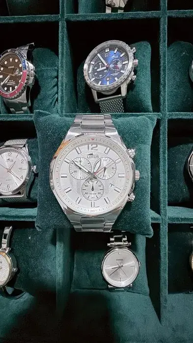 Reloj Lotus Cronógrafo de acero y esfera clara