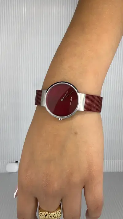 Reloj Bering Borgoña minimalista