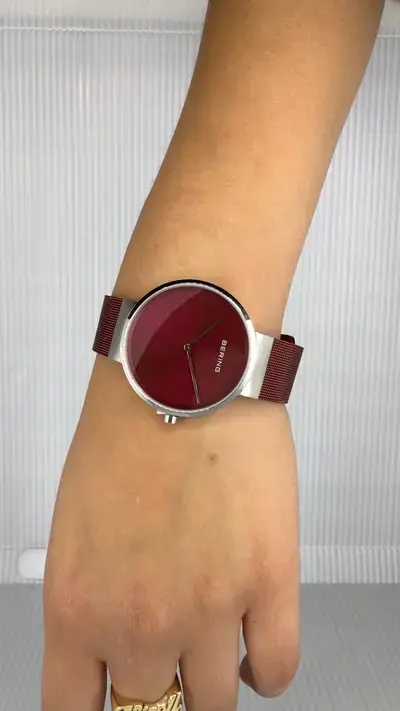 Reloj Bering Borgoña clásico de malla