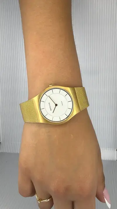 Reloj Bering Titanium dorado de malla