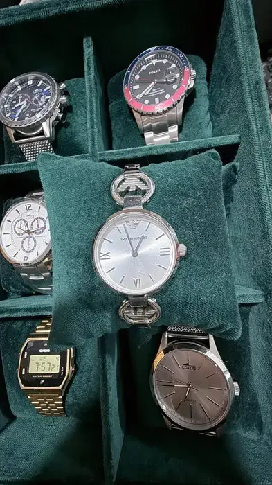 Reloj Emporio Armani Esfera plateada con números romanos