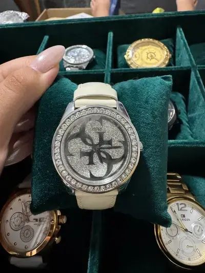 Reloj Guess Correa blanca y bisel de cristales