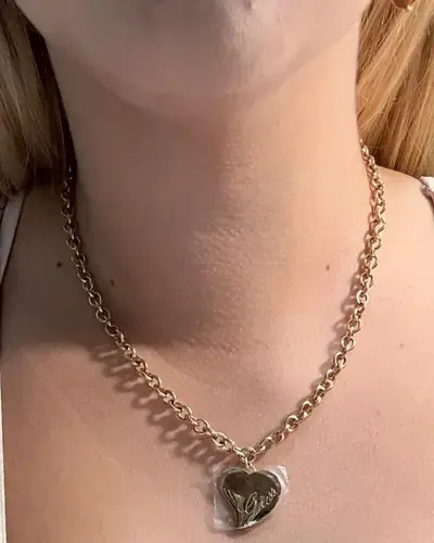 Joya Guess Collar dorado con colgante de corazón
