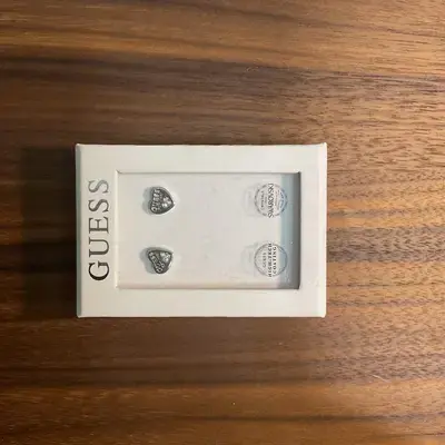 Joya Guess Pendientes plateados de corazón