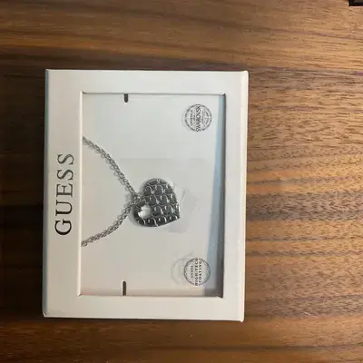 Joya Guess Collar plateado con corazón