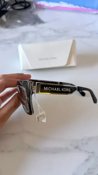 Gafas Michael Kors Gafas negras con logotipo en la varilla