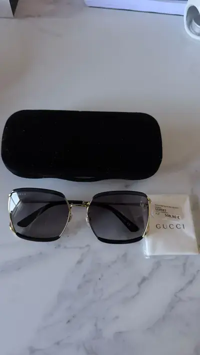 Gafas Gucci Gafas negras y doradas de montura cuadrada