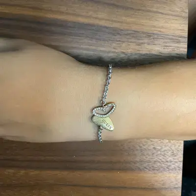 Joya Guess Pulsera plateada con corazón de circonitas